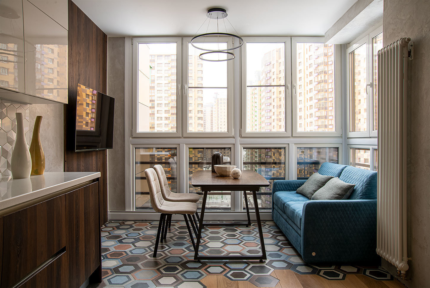 Радиатор отопления заменили и вынесли на стену рядом с диваном.