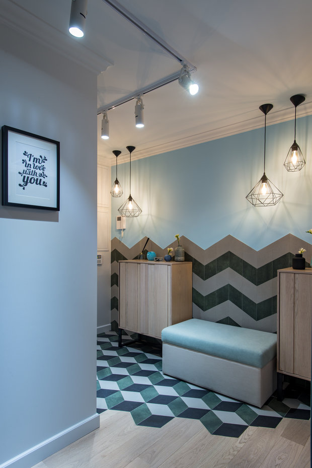 Фотография: Прихожая в стиле Скандинавский, Эклектика, Квартира, Белый, Проект дня, Черный, Москва, Зеленый, Бежевый, Желтый, Панельный дом, 2 комнаты, Евгений Гнесин, Roomba Interior – фото на INMYROOM