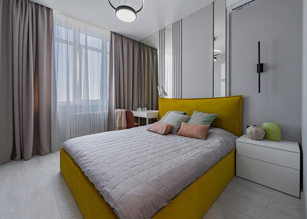 В спальне в изголовье кровати использовали композицию из рельефных панелей и зеркал.