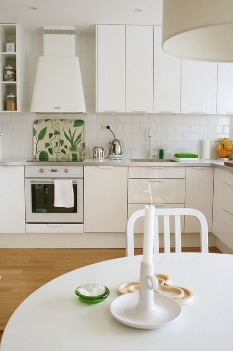 Фотография: Кухня и столовая в стиле Современный, Интерьер комнат, Цвет в интерьере, Белый, Бытовая техника – фото на INMYROOM