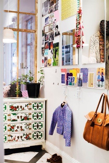 Фотография: Прихожая в стиле Прованс и Кантри, Скандинавский, Декор интерьера, Квартира, Швеция, Дизайн интерьера, Цвет в интерьере, Белый, Черный, Желтый – фото на INMYROOM