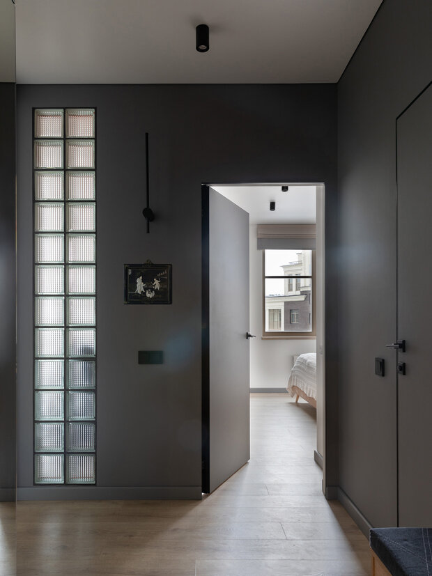 Инкрустированная картина в прихожей — часть семейной истории, и дизайнер расположила ее напротив входа в квартиру. 