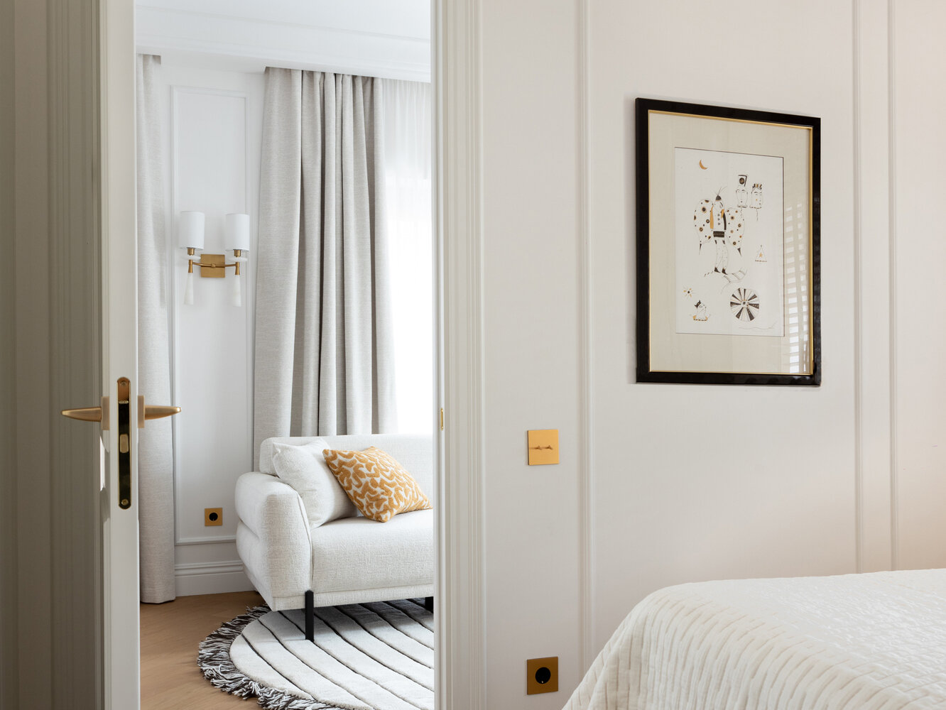 Стены квартиры декорированы элегантной графикой из серии "Цирк" известной польской художницы Елены Lola Loli Лещинской. Стены квартиры декорированы элегантной графикой из серии "Цирк" известной польской художницы Елены Lola Loli Лещинской.