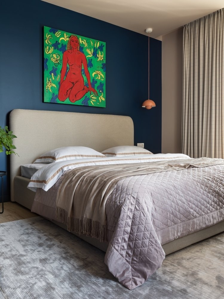 «Интересна история штор в спальне: мы планировали их темными. Но потом случайно нашлась ткань Espocada в цвет стен, при этом с синей клеткой, которая идеально гармонировала с акцентной стеной. Было ощущение, что эта ткань была придумана под наш проект», — говорит дизайнер.