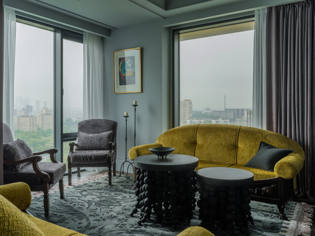 Эклектичный интерьер гостиной. Сочетание классических форм, богатых текстур и авторских предметов мебели.