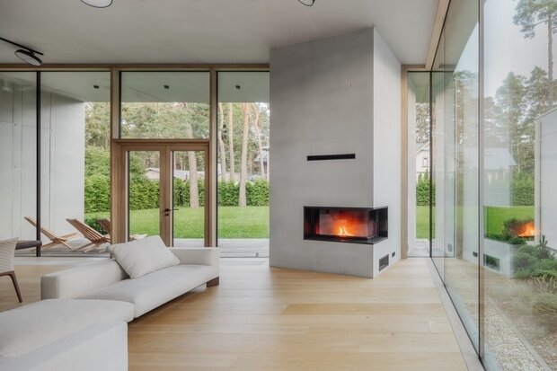 Уютные ноты в интерьер вносят лаконичная современная мебель и классика дизайна XX века.