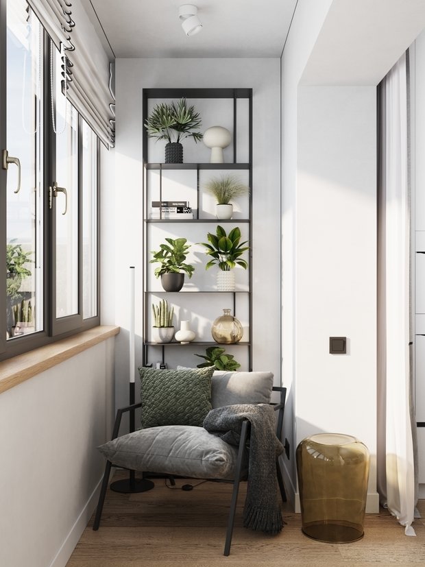 Лоджию полностью утеплили и организовали в ней стеллаж для небольших комнатных растений, а рядом — удобное мягкое кресло на металлическом каркасе. Напротив, в узкой и нефункциональной части лоджии, встала группа из высоких растений.