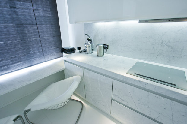 Фотография: Кухня и столовая в стиле Современный, Хай-тек, Интерьер комнат, Цвет в интерьере, Белый – фото на INMYROOM