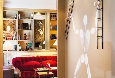 Фотография: Прихожая в стиле Прованс и Кантри, Эклектика, Франция, Цвет в интерьере, Дома и квартиры, Городские места, Отель, Красный, Современное искусство, Граффити – фото на INMYROOM