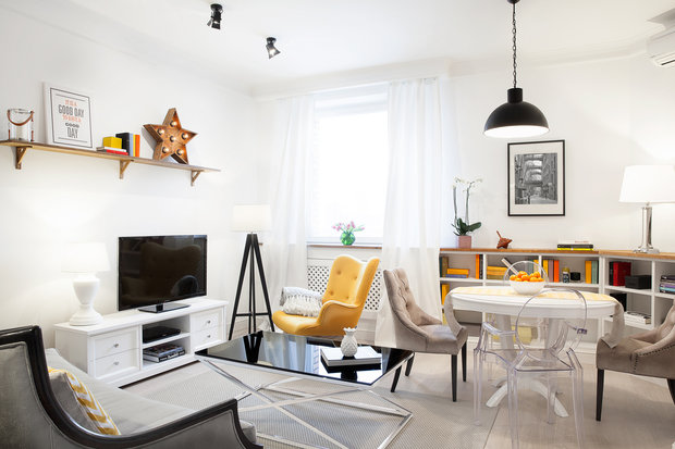 Фотография: Гостиная в стиле Современный, Эклектика, Скандинавский, Декор интерьера, Квартира, Дизайн интерьера, Декор, Мебель и свет, Проект недели, Переделка, Happy Station, happystation.ru, как обустроить квартиру для молодой пары, квартира для пары, интерьер для молодой пары – фото на INMYROOM