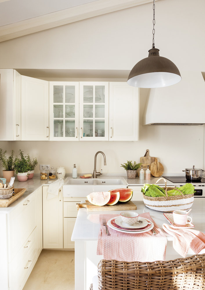 Фотография: Кухня и столовая в стиле Прованс и Кантри, Современный, Декор интерьера, Дом, Италия, Декор, Терраса, Белый, Зеленый, Розовый – фото на INMYROOM Фотография: Кухня и столовая в стиле Прованс и Кантри, Современный, Декор интерьера, Дом, Италия, Декор, Терраса, Белый, Зеленый, Розовый – фото на INMYROOM