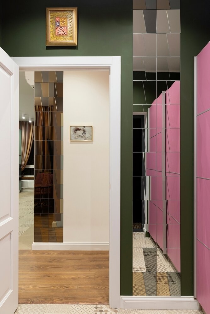 Зеркальные панно были последними приобретениями клиентки и дизайнера. Хотелось больше отражений в доме. Встречает гостей панно и портрет кота, который тоже живет в доме и облюбовал хозяйскую спальню. Зеркальные панно были последними приобретениями клиентки и дизайнера. Хотелось больше отражений в доме. Встречает гостей панно и портрет кота, который тоже живет в доме и облюбовал хозяйскую спальню.