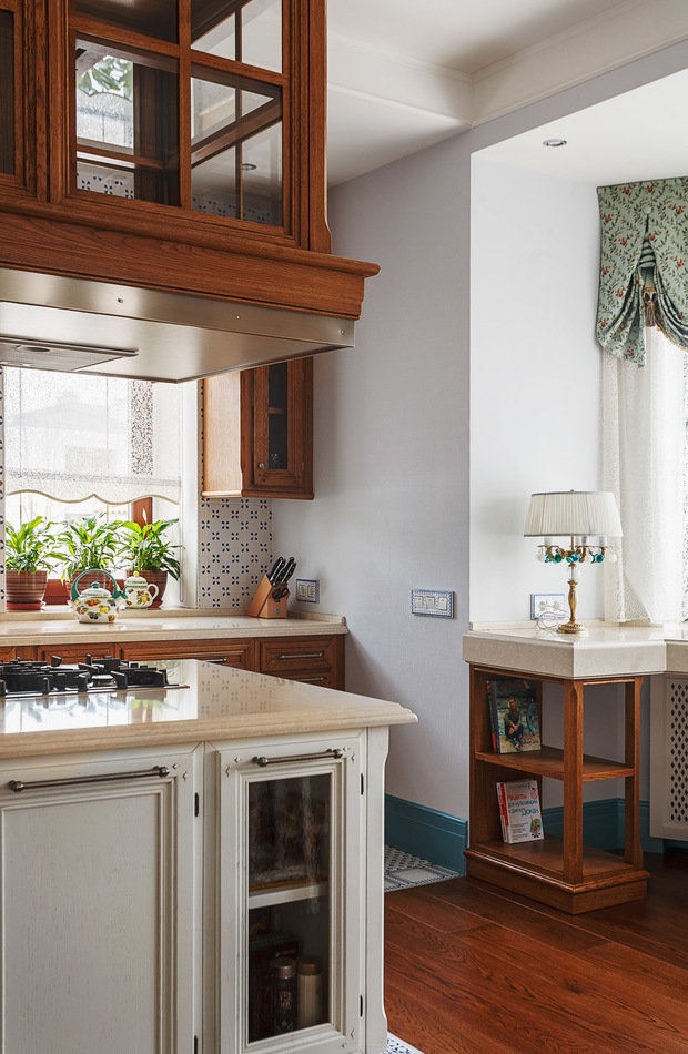 Фотография: Кухня и столовая в стиле Классический, Дом, Проект недели, Дом и дача, Московская область, Сергей Красюк, мансарда в загородном доме, Елена Лапшина, Berloga, комната для подростка, детская для девочки – фото на INMYROOM