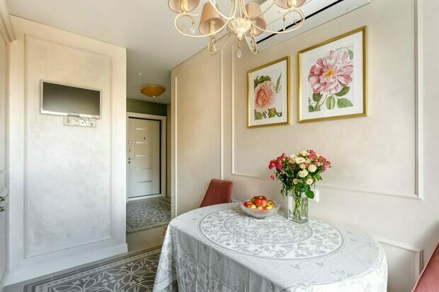 Стены покрыли декоративной штукатуркой, добавили молдинги и декор в стиле прованс.