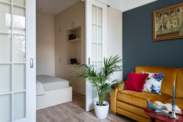 Система хранения максимально интегрирована в пространство, это не загромождает интерьер. Только небольшой комод в гостиной является отдельностоящим элементом. Изначально разработанное планировочное решение учитывало стандарты корпусной мебели.