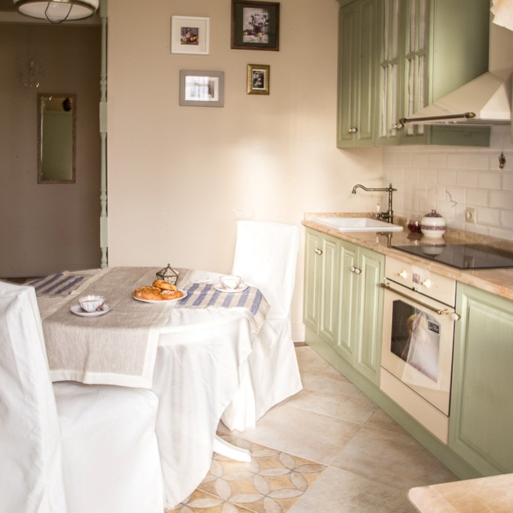 Фотография: Кухня и столовая в стиле Прованс и Кантри, Классический, Эклектика, Квартира, Проект недели – фото на INMYROOM Фотография: Кухня и столовая в стиле Прованс и Кантри, Классический, Эклектика, Квартира, Проект недели – фото на INMYROOM