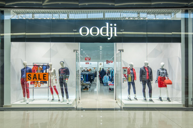 Фото из портфолио Oodji — Освещение магазина одежды и обуви – фотографии дизайна интерьеров на INMYROOM