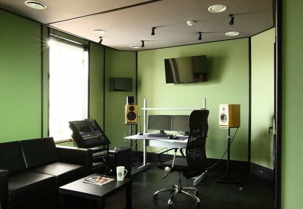 Фотография: Офис в стиле Лофт, Офисное пространство, Россия, Белый, Черный, Красный, Новая Москва, Антон Корнеев, Екатерина Корнеева, Fibr Film, Korneev Design Workshop, как оформить офис, лофт для офисных помещений, лофт для офиса, интерьер офиса – фото на INMYROOM