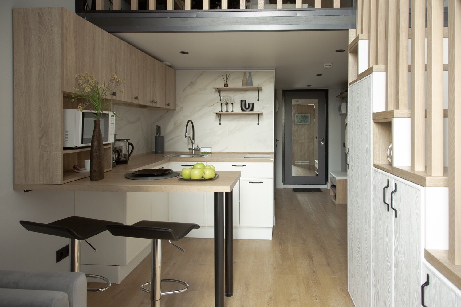 Фотография: Кухня и столовая в стиле Современный, Минимализм, Малогабаритная квартира, Квартира, Проект недели, Москва, 2 комнаты, до 40 метров, Кристина Тевосян – фото на INMYROOM Фотография: Кухня и столовая в стиле Современный, Минимализм, Малогабаритная квартира, Квартира, Проект недели, Москва, 2 комнаты, до 40 метров, Кристина Тевосян – фото на INMYROOM