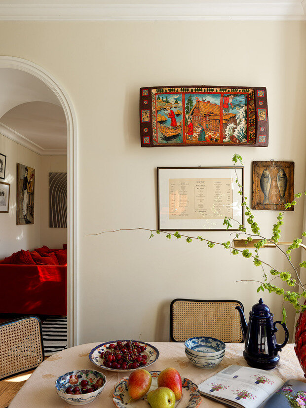 Над столом на стене висит корыто, только с росписью на сюжет «Золотой рыбки». Его купили в мастерской Дмитрия Агапитова в ЦДХ. Под ним — настоящее меню с «Нормандии», корабля, на котором Ильф и Петров отправились в путешествие в Америку.