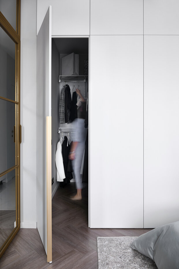 Фотография: Гардеробная в стиле Современный, Малогабаритная квартира, Квартира, Проект дня, Пермь, Монолитный дом, 2 комнаты, до 40 метров, современный с элементами классики и минимализмом, Арина Гринберг – фото на INMYROOM