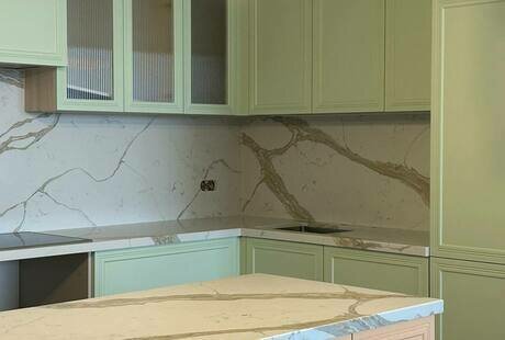 Столешница с фартуком и остров от Q-Style из кварцевого агломерата.