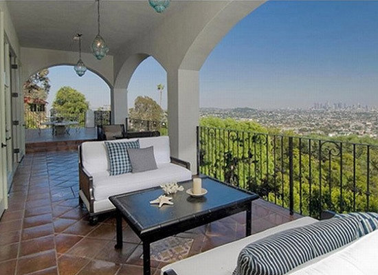 Фотография: Терраса в стиле Восточный, Спальня, Дом, Цвет в интерьере, Дома и квартиры, Интерьеры звезд, Белый, Камин – фото на INMYROOM