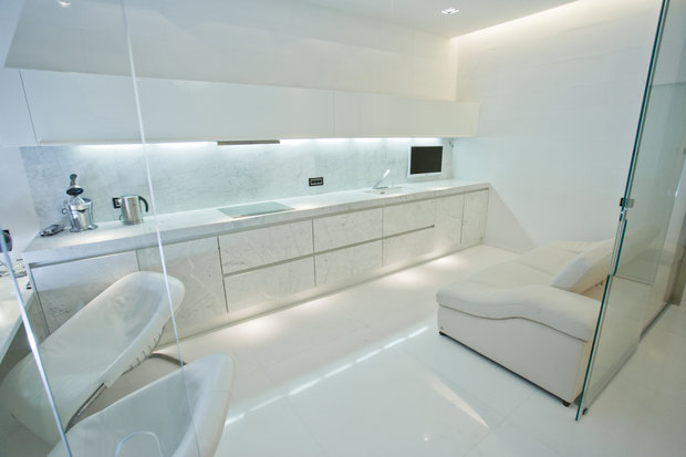 Фотография: Кухня и столовая в стиле Современный, Хай-тек, Интерьер комнат, Цвет в интерьере, Белый – фото на INMYROOM