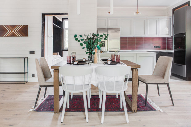 Выбирали современные варианты классических форм. Это хорошо видно на примере кухни: классический рамочный фасад в современном прочтении — с интегрированной ручкой в верхнюю рамку. 