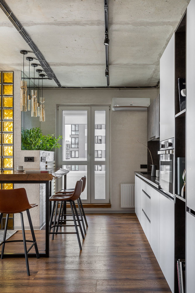 Во все открытые полки сделали встроенную подсветку RGB лентой. Вечером подсветка позволяет почувствовать себя не на кухне, а в баре.