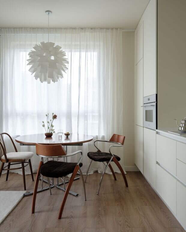 Фотография: Кухня и столовая в стиле Скандинавский, Современный, Эклектика, Квартира, Проект дня, Москва, Монолитный дом, 3 комнаты, 40-60 метров, Дарья Дудоладова – фото на INMYROOM