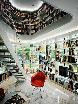 Фотография: Кабинет в стиле Лофт, Декор интерьера, Декор дома, Полки, Библиотека – фото на INMYROOM