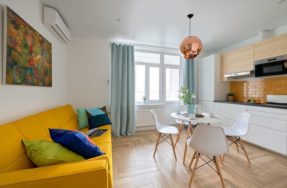 Фотография: Кухня и столовая в стиле Скандинавский, Современный, Гостиная, Гид, желтый диван, желтый диван в интерьере – фото на INMYROOM Фотография: Кухня и столовая в стиле Скандинавский, Современный, Гостиная, Гид, желтый диван, желтый диван в интерьере – фото на INMYROOM