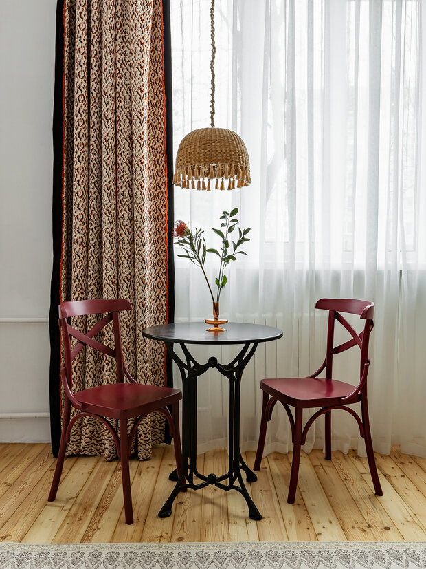 «Ткань для портьеры у стола долго искали. В итоге нашли подходящую в тканях для пальто Versace. Ротанговый светильник я случайно увидела в фотостудии, которая продавала свой декор. Это был только абажур, без лампочки и без проводов», — делится дизайнер.