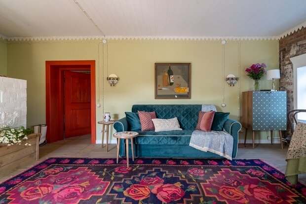 «В этом проекте я использовала яркие цветовые акценты и контрасты фактур. Например, совместила гипсовую лепнину, бархатный диван и хрустальные люстры с грубой кирпичной кладкой и простыми дощатыми полами и потолками», — рассказывает дизайнер.