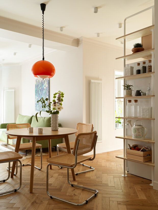 Фотография: Кухня и столовая в стиле Скандинавский, Современный, Эклектика, Квартира, Проект дня, 3 комнаты, 60-90 метров, Анастасия Заркуа, Санкт-Петербруг, фото интерьера, дизайн интерьера фото – фото на INMYROOM
