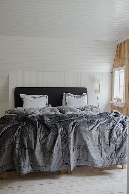 Фотография: Спальня в стиле Скандинавский, Декор интерьера, Дом, Швеция, Дача – фото на INMYROOM Фотография: Спальня в стиле Скандинавский, Декор интерьера, Дом, Швеция, Дача – фото на INMYROOM