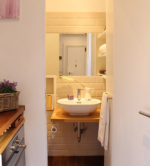 Фотография: Ванная в стиле Современный, Советы, Минимализм, как обустроить однушку, Сильвана Читтерио, кухня в однушке, гардероб в однушке, как организовать систему хранения в однокомнатной квартире, многофункциональный подиум – фото на INMYROOM