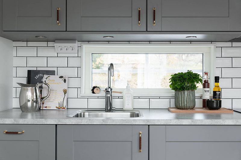 Фотография: Кухня и столовая в стиле Скандинавский, Дом, Швеция, Белый, Минимализм, Стокгольм, Серый, Дом и дача, до 40 метров – фото на INMYROOM Фотография: Кухня и столовая в стиле Скандинавский, Дом, Швеция, Белый, Минимализм, Стокгольм, Серый, Дом и дача, до 40 метров – фото на INMYROOM