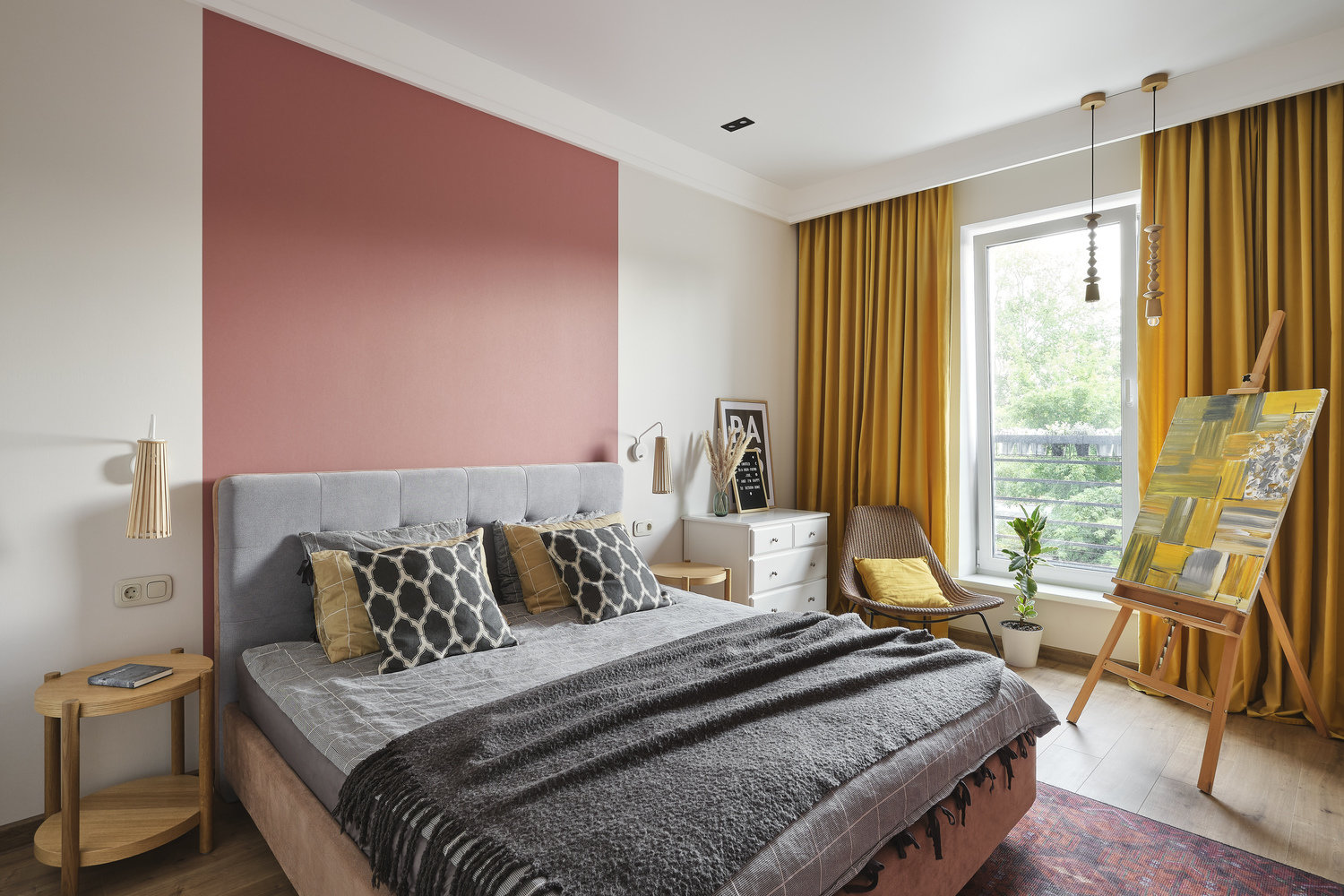 В спальне использовали обои двух цветов — теплый серый и бордовый в изголовье кровати и напротив, чтобы выделить зону сна. В спальне использовали обои двух цветов — теплый серый и бордовый в изголовье кровати и напротив, чтобы выделить зону сна.