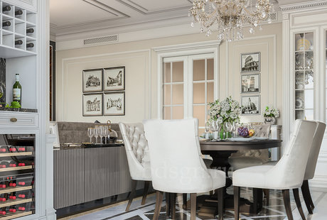 Кухня-гостиная с хрустальными люстрами