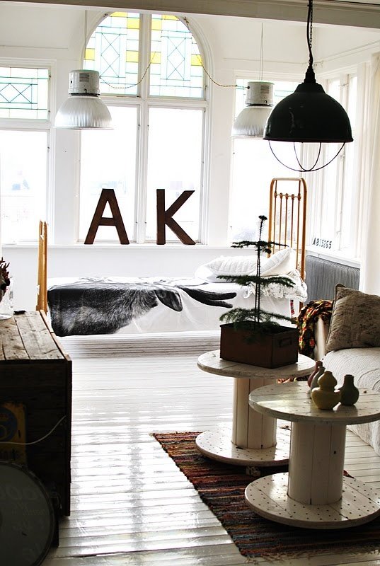 Фотография: Гостиная в стиле Лофт, Скандинавский, Декор и DIY, Квартира, Декор, Советы, Подоконник, Окно – фото на INMYROOM