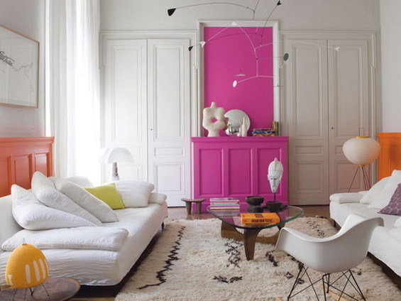 Фотография: Гостиная в стиле Скандинавский, Декор интерьера, Дизайн интерьера, Мебель и свет, Цвет в интерьере, Стены, Розовый, Фуксия – фото на INMYROOM
