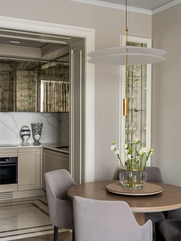 Фотография: Кухня и столовая в стиле Классический, Современный, Квартира, Проект дня, Санкт-Петербург, 3 комнаты, 60-90 метров, современный с элементами классики и роскоши, фото интерьера, дизайн интерьера фото, Елизавета Шмиткова, Маурицио Д’Орса – фото на INMYROOM