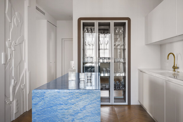 Фотография: Кухня и столовая в стиле Современный, Квартира, Проект дня, Москва, 3 комнаты, Более 90 метров, минимализм, современный, фото интерьера, дизайн интерьера фото, винтаж/ретро, Валерия Разумова – фото на INMYROOM