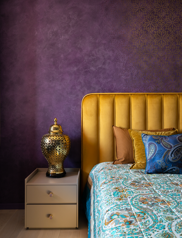 Интерьер спальни напоминает шкатулку с драгоценностями. Узор на стенах переходит на потолок и исчезает, как будто стирается или вымывается с поверхности декоративной штукатурки.