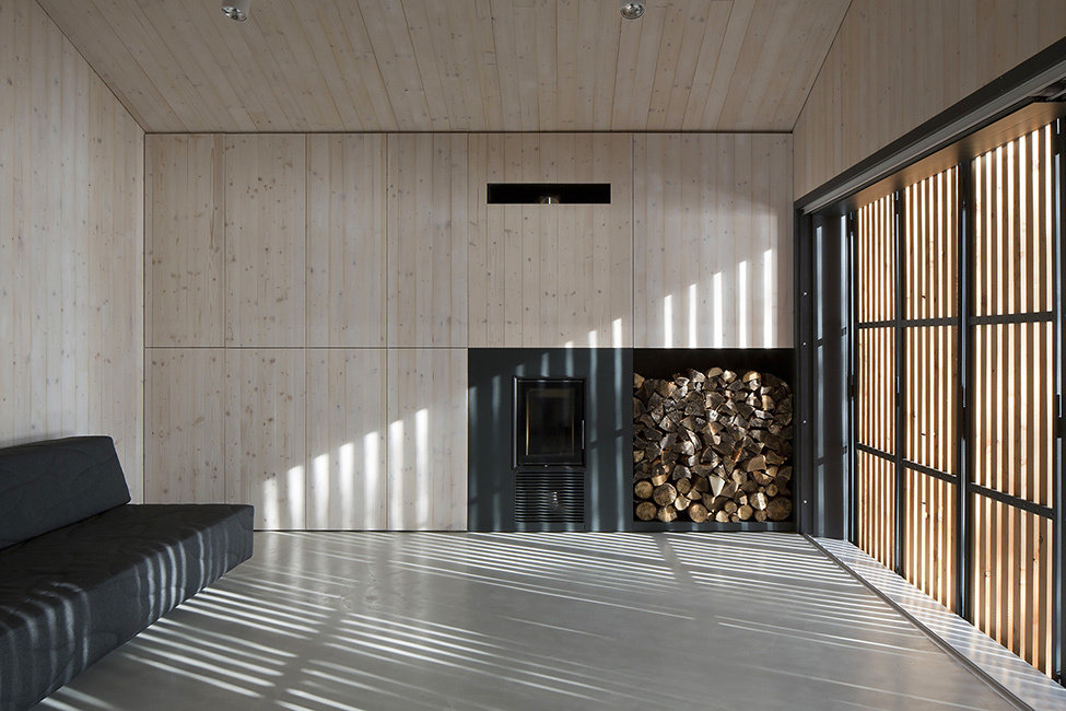 Фотография: Гостиная в стиле Минимализм, Эко, Скандинавский, Современный, Дом, Архитектура, Ландшафт, Планировки, Черный, Бежевый, Серый, Дом и дача, Чехия, Северная Богемия – фото на INMYROOM