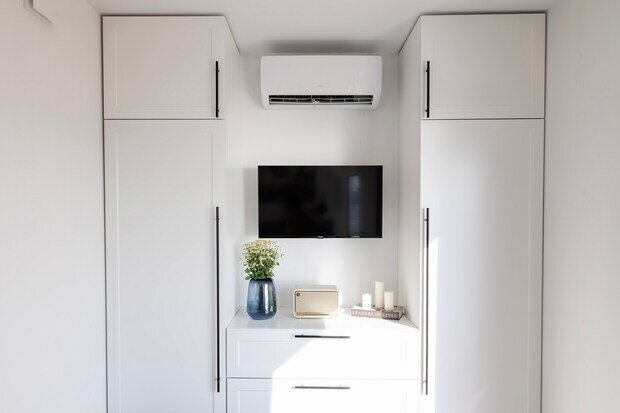 Одним из элементов декора в спальне является проигрыватель в ретро-стиле, который на самом деле представляет собой качественную Bluetooth-колонку.