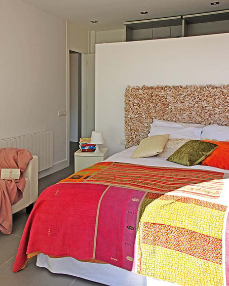 Фотография: Спальня в стиле Современный, Минимализм, Дом, Испания, Цвет в интерьере, Дома и квартиры, Белый, Барселона – фото на INMYROOM