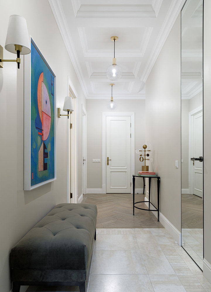 Особое внимание в интерьере коридора уделяется потолку, выполненному в виде кессонов. Этот прием позволяет приблизить вытянутую форму коридора к более пропорциональной. Особое внимание в интерьере коридора уделяется потолку, выполненному в виде кессонов. Этот прием позволяет приблизить вытянутую форму коридора к более пропорциональной.